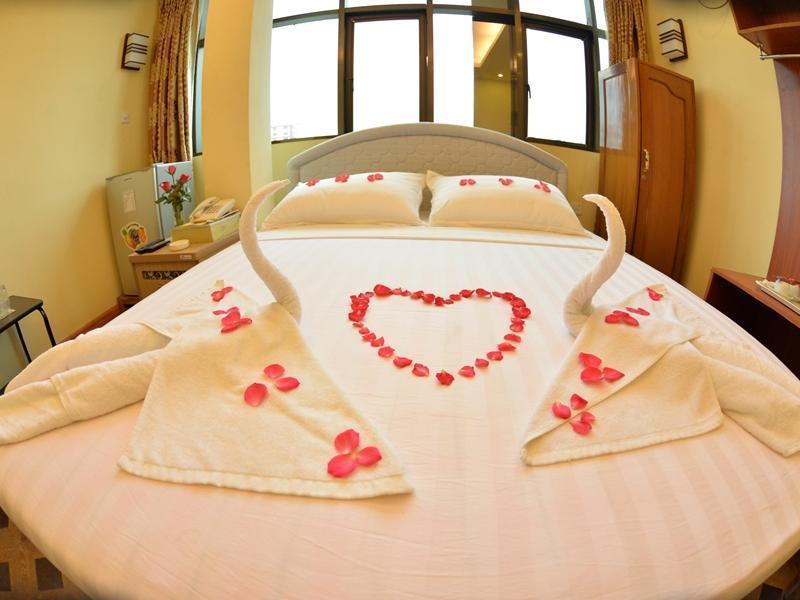 New Golden Forward Hotel Rangoon Buitenkant foto