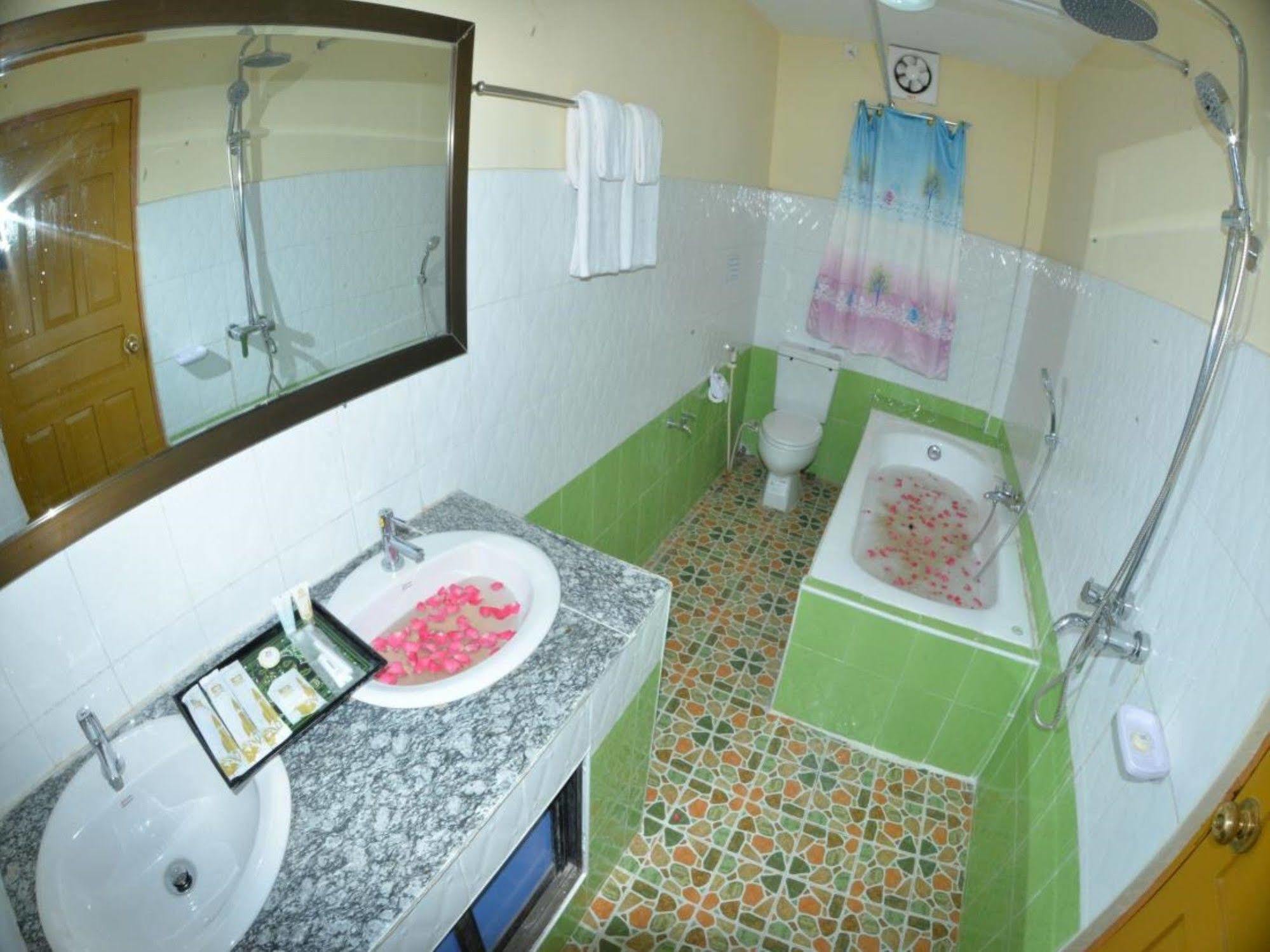 New Golden Forward Hotel Rangoon Buitenkant foto