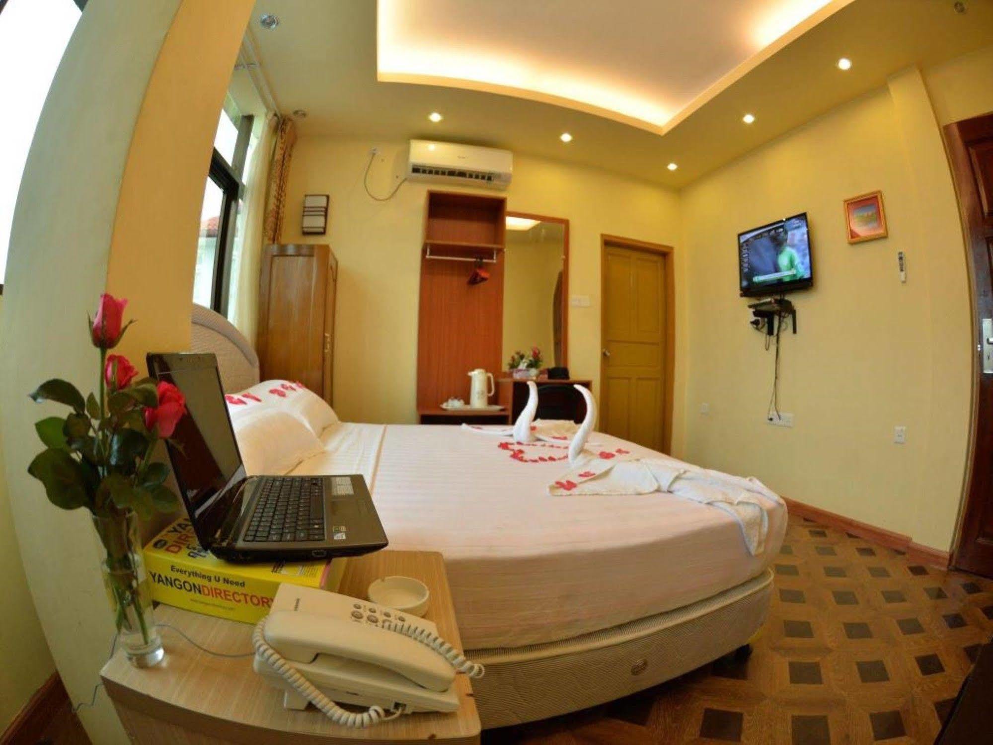 New Golden Forward Hotel Rangoon Buitenkant foto