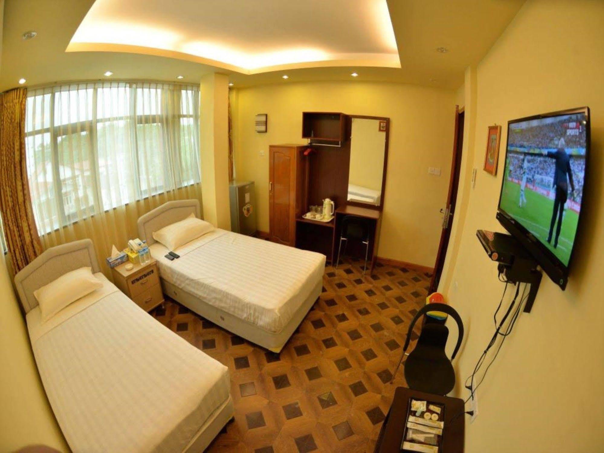 New Golden Forward Hotel Rangoon Buitenkant foto