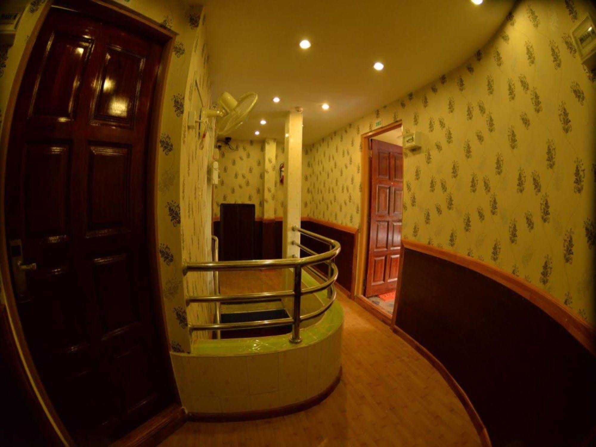 New Golden Forward Hotel Rangoon Buitenkant foto